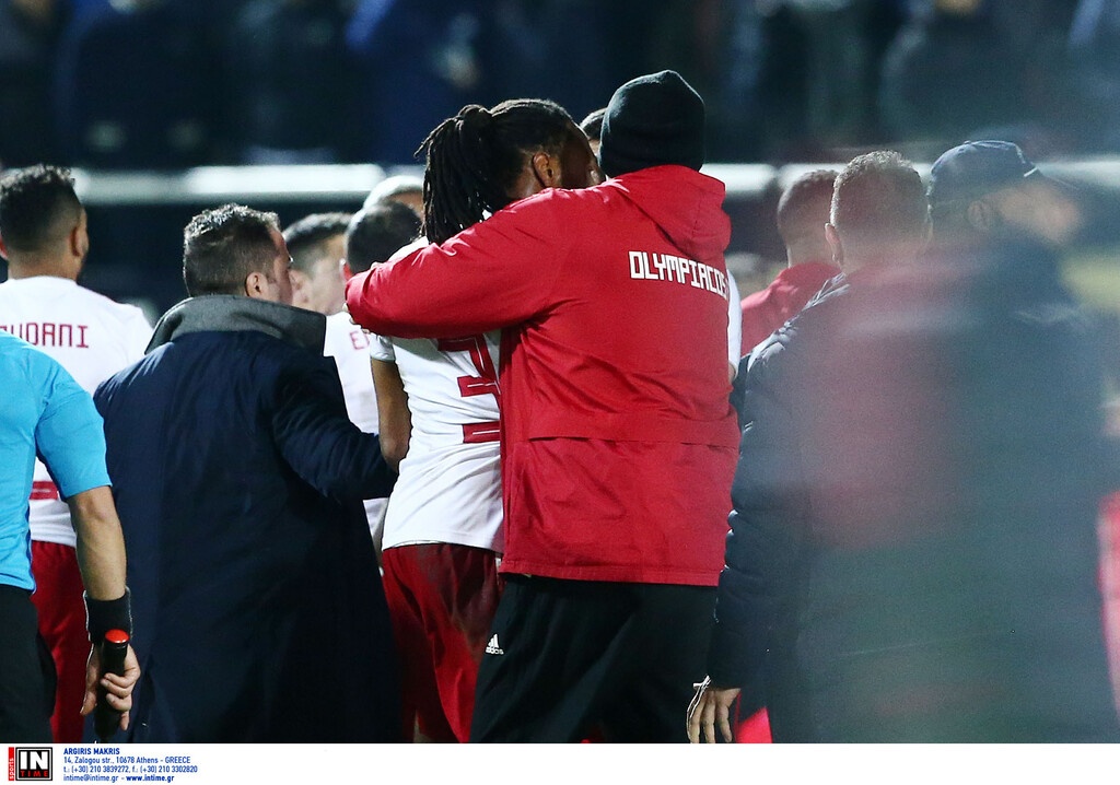 Απάραδεκτη κίνηση και αποβολή για Σεμέδο: Χάνει το ντέρμπι με την ΑΕΚ (photos)