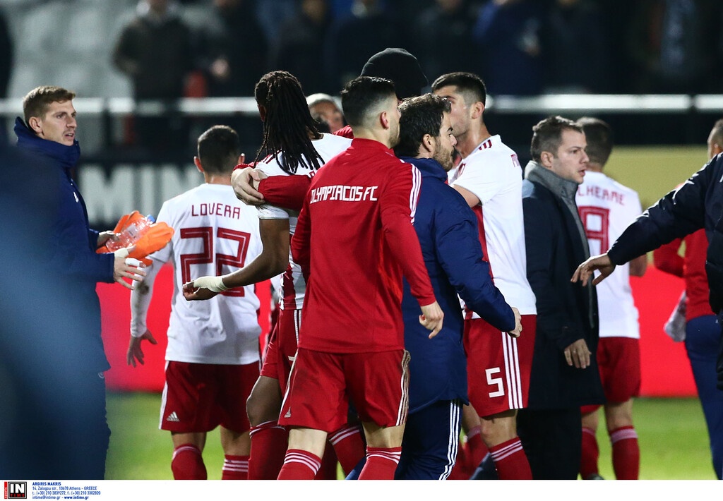 Απάραδεκτη κίνηση και αποβολή για Σεμέδο: Χάνει το ντέρμπι με την ΑΕΚ (photos)