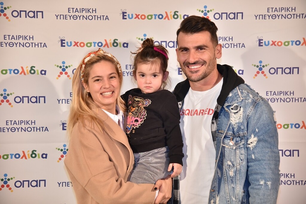 Η Φιλιώ Τσίνoγλου με τον σύζυγό της Κώστα Οικονόμου και την κόρη τους