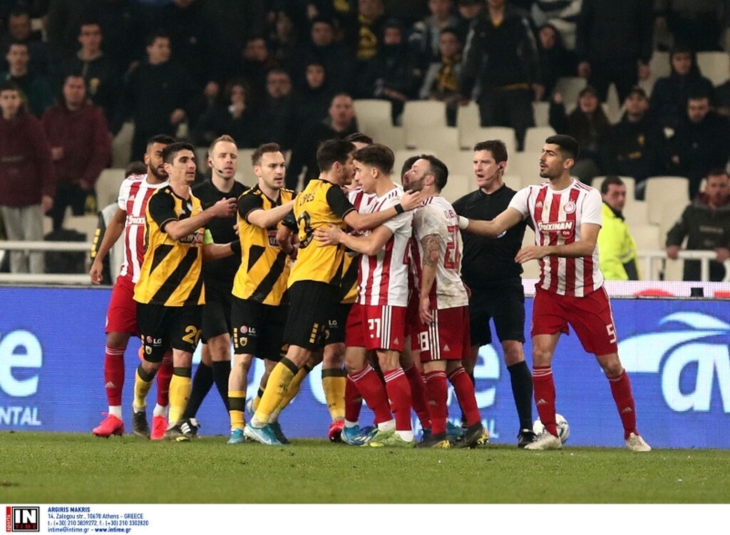 ΑΕΚ-Ολυμπιακός: H στιγμή που πιάστηκαν στα χέρια οι παίκτες, η ένταση και η αποβολή Σιμόες (photos)