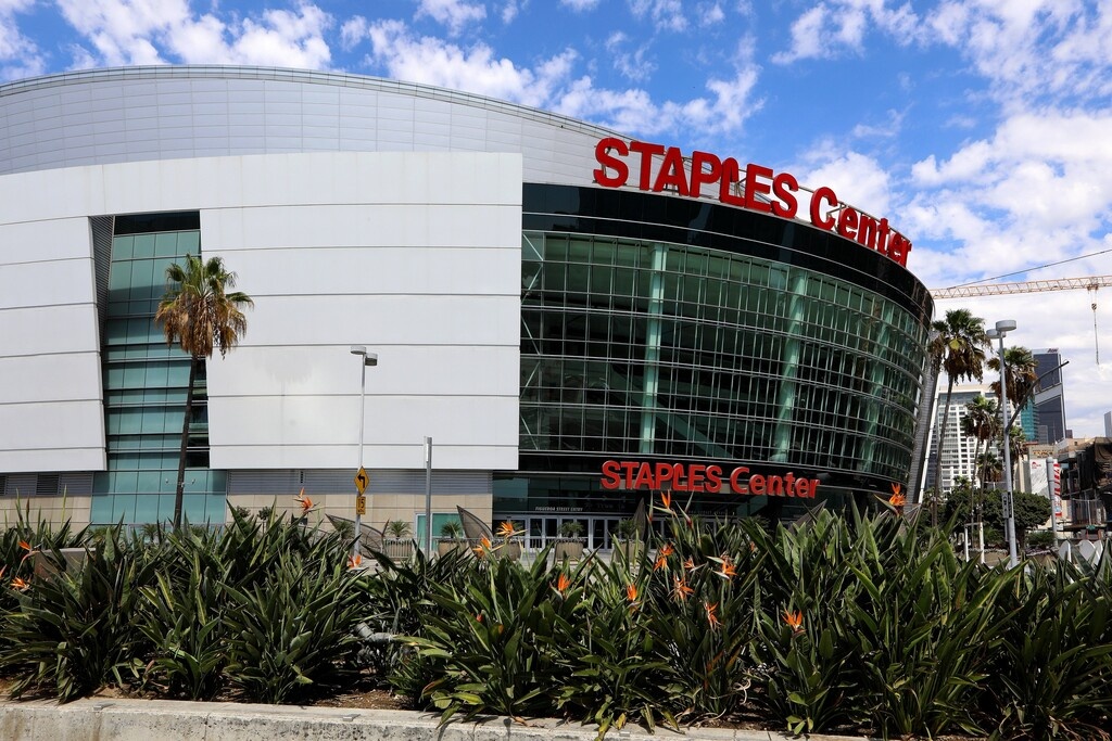 Το Staples Center έγινε τόπος... προσκυνήματος για να τιμηθεί η μνήμη του Κόμπι Μπράιαντ.