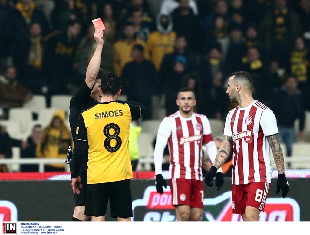 ΑΕΚ-Ολυμπιακός: H στιγμή που πιάστηκαν στα χέρια οι παίκτες, η ένταση και η αποβολή Σιμόες (photos)