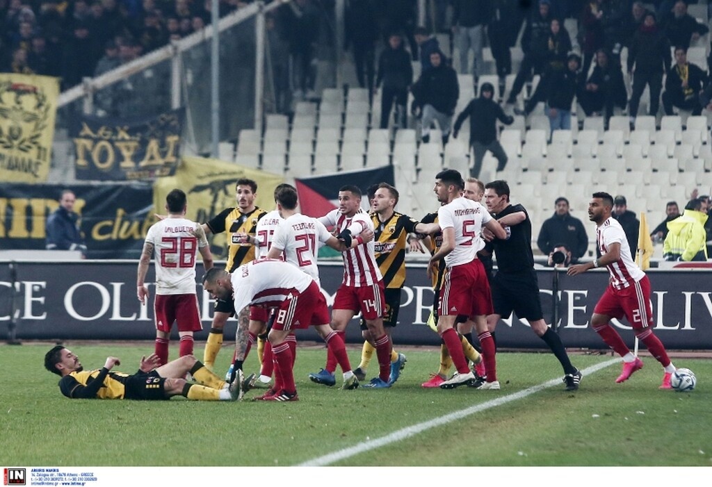 ΑΕΚ-Ολυμπιακός: H στιγμή που πιάστηκαν στα χέρια οι παίκτες, η ένταση και η αποβολή Σιμόες (photos)