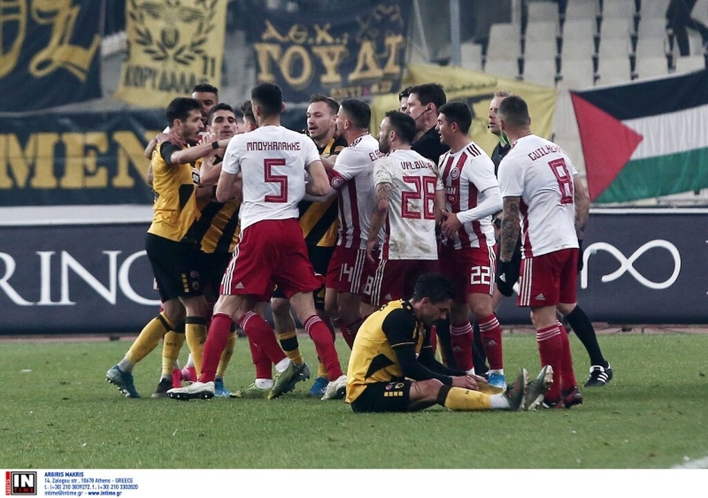 ΑΕΚ-Ολυμπιακός: H στιγμή που πιάστηκαν στα χέρια οι παίκτες, η ένταση και η αποβολή Σιμόες (photos)