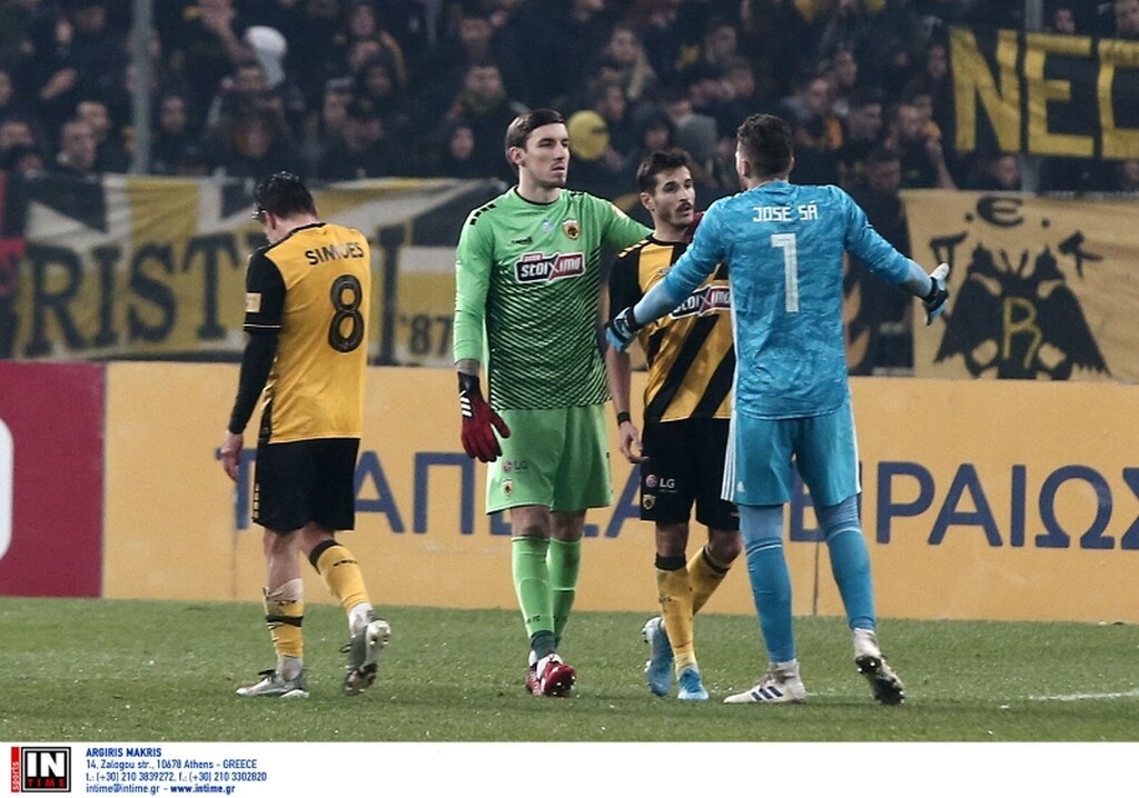 ΑΕΚ-Ολυμπιακός: H στιγμή που πιάστηκαν στα χέρια οι παίκτες, η ένταση και η αποβολή Σιμόες (photos)