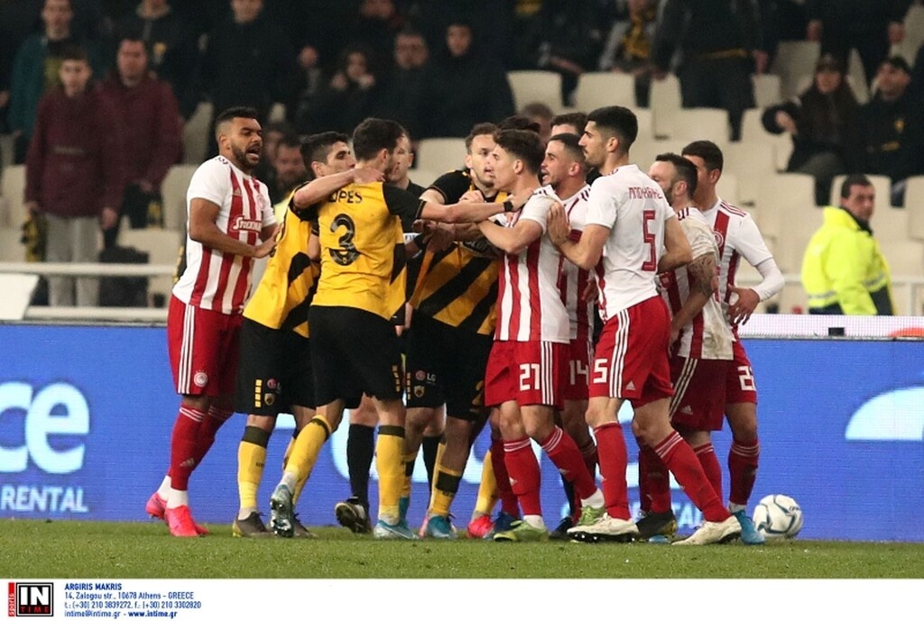 ΑΕΚ-Ολυμπιακός: H στιγμή που πιάστηκαν στα χέρια οι παίκτες, η ένταση και η αποβολή Σιμόες (photos)