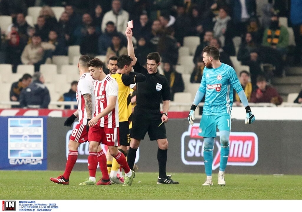 ΑΕΚ-Ολυμπιακός: H στιγμή που πιάστηκαν στα χέρια οι παίκτες, η ένταση και η αποβολή Σιμόες (photos)