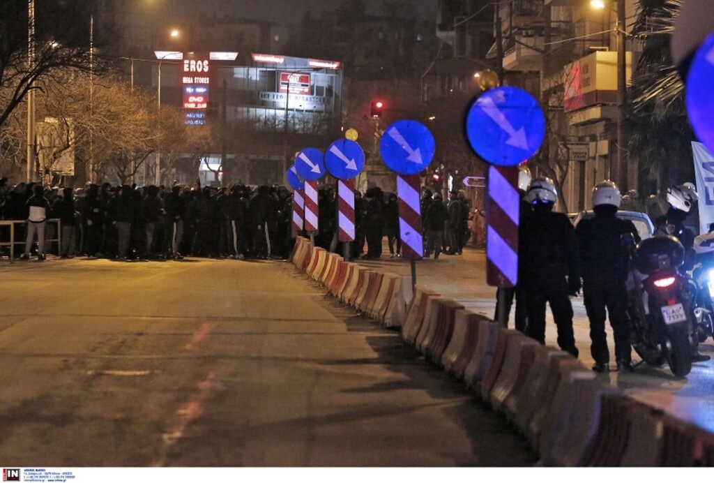 Ο κόσμος του ΠΑΟΚ βρήκε στους δρόμους για να διαμαρτυθεί καθώς θεωρεί υπεύθυνο τον Λευτέρη Αυγενάκη για την απόφαση της ΕΕΑ.
