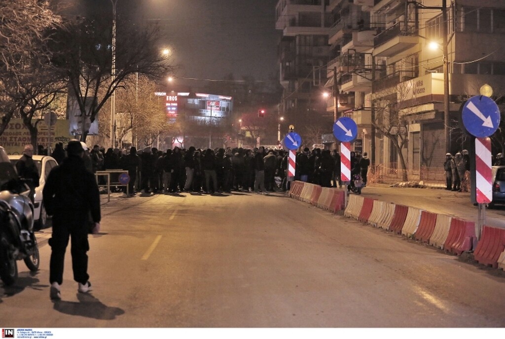 Στα «κάγκελα» ο κόσμος του ΠΑΟΚ - Οπαδοί στα γραφεία της ΝΔ, συνθήματα κατά Αυγενάκη (photos)