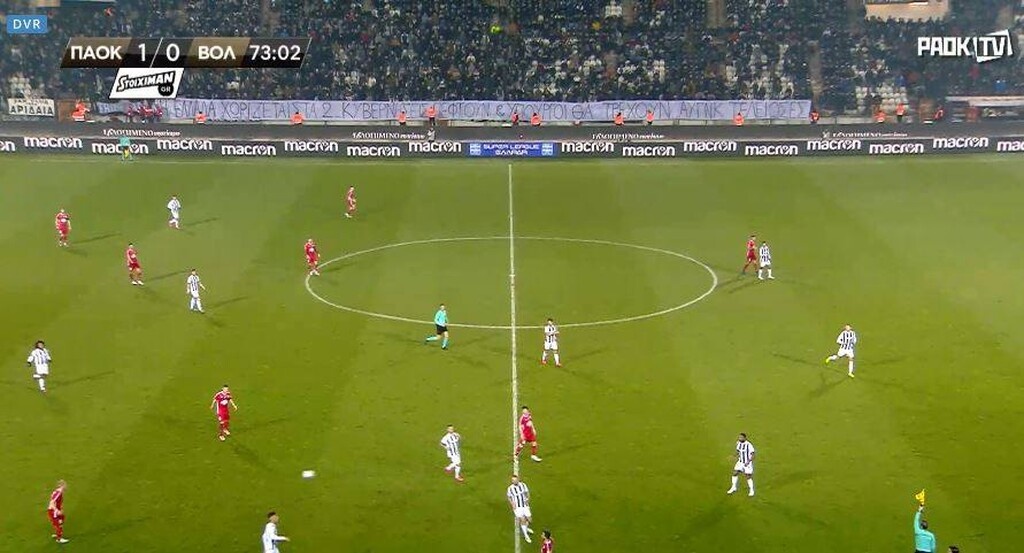 Το πανό γράφει: «Η Ελλάδα χωρίζεται στα 2... κυβερνήσεις και υπουργοί θα τρέχουν... Αυγενάκη τελείωσες»