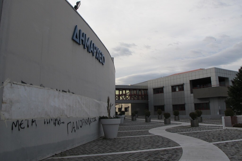 Επίθεση στον φύλακα του δημαρχείου Πυλαίας-Χορτιάτης – Συνθήματα κατά της ΕΕΑ (photos)