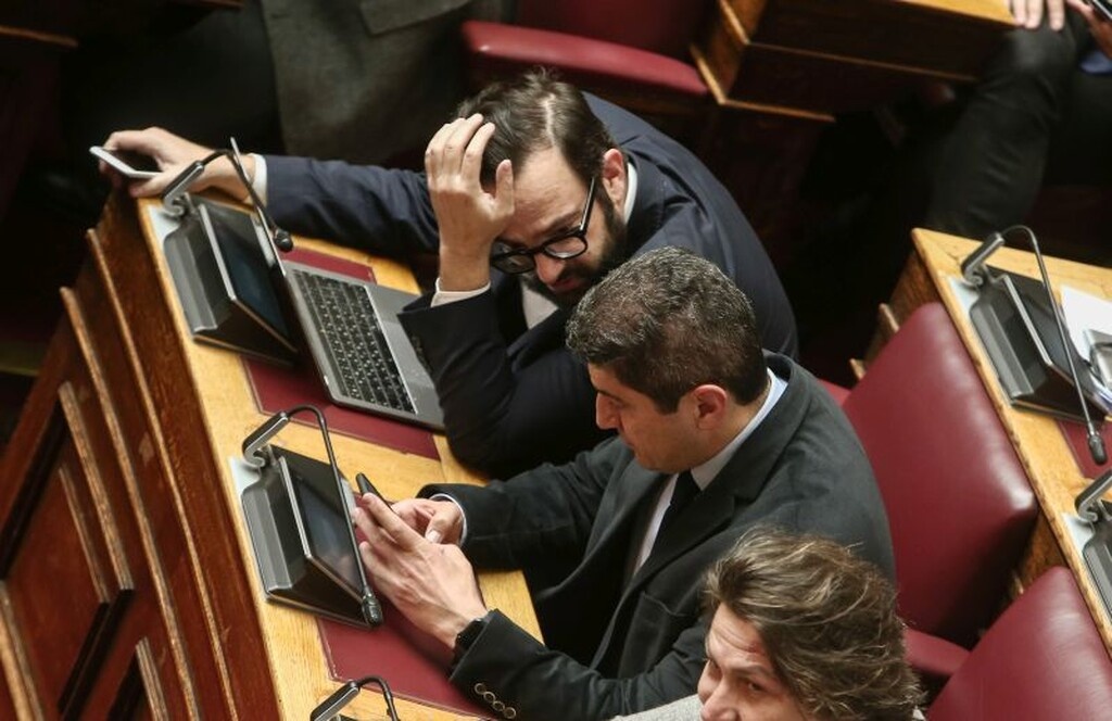 Εμφανώς αγχωμένος πριν τη διαδικασία ο Λευτέρης Αυγενάκης.