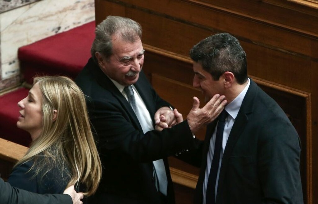 Τα συγχαρητήρια από άλλα στελέχη έρχονταν διαρκώς προς την πλευρά του υφυπουργού.