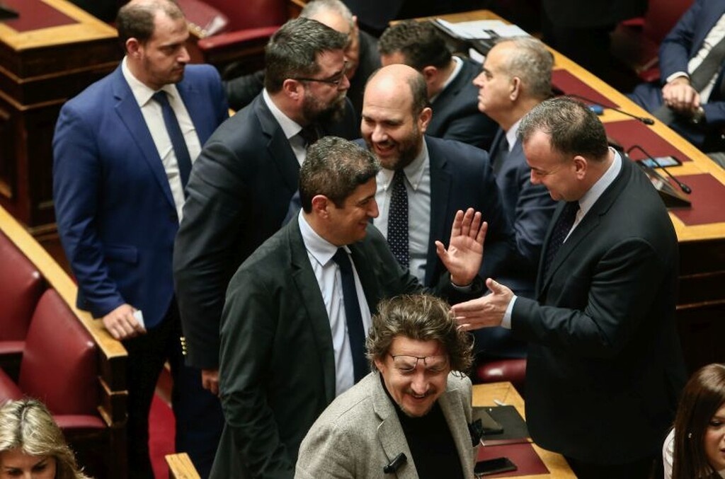 Οι περισσότεροι βουλευτές της κυβέρνησης έσπευσαν να του σφίξουν το χέρι