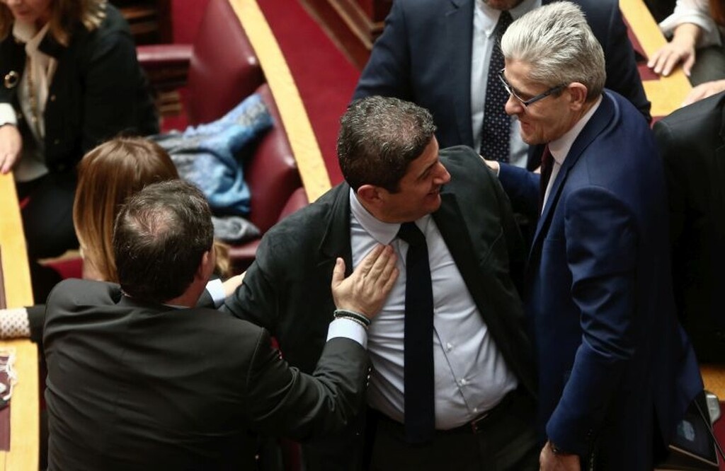 Τα χαμόγελα περίσσευαν στη συνέχεια για τον Λευτέρη Αυγενάκη και τους βουλευτές της Νέας Δημοκρατίας.