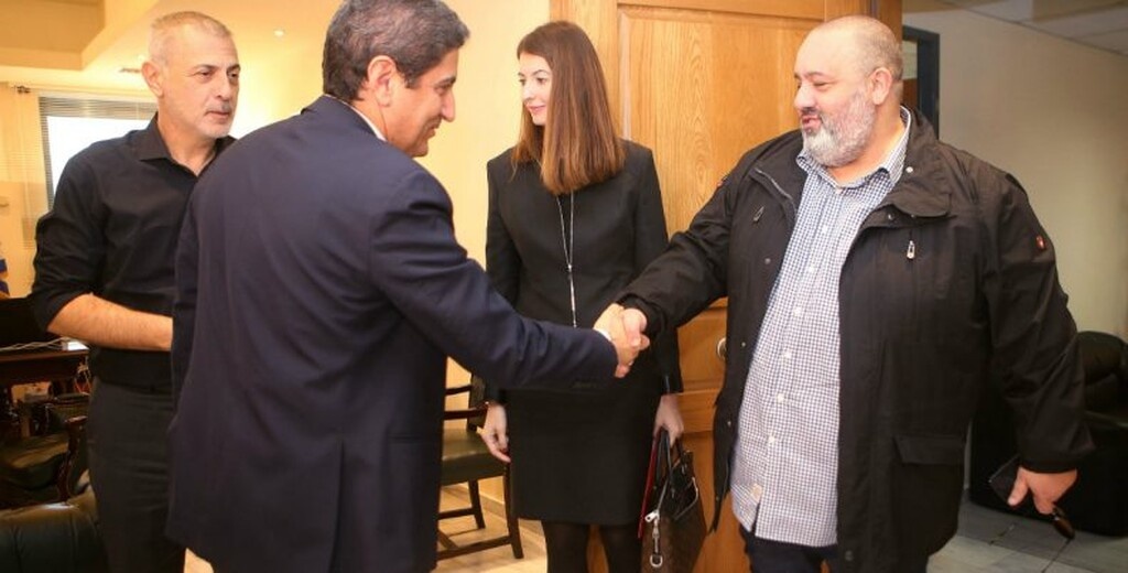 Στην ασπρόμαυρη ΠΑΕ σχολίασαν με σκληρό τρόπο την... εμφάνιση του Αυγενάκη τονίζοντας «ο εντολοδόχος του Μαρινάκη, Λευτέρης Αυγενάκης, εμφανίστηκε! Ευτυχώς δηλαδή γιατί είχαμε ανησυχήσει και όσο να πεις, είναι συνάνθρωπός μας. Και τι είπε;»
