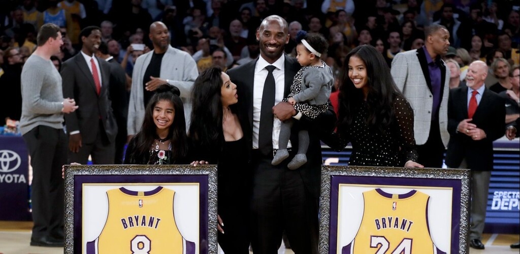 Στη συνέχεια αναφέρει: «Δεν είμαι σίγουρη τι μας επιφυλάσσει η ζωή αλλά είναι αδύνατον να φανταστώ τη ζωή χωρίς αυτούς. Ωστόσο, ξυπνάμε κάθε μέρα και προσπαθούμε να συνεχίσουμε γιατί ο Κόμπι και η "Τζίτζι" φωτίζουν για εμάς τον δρόμο.