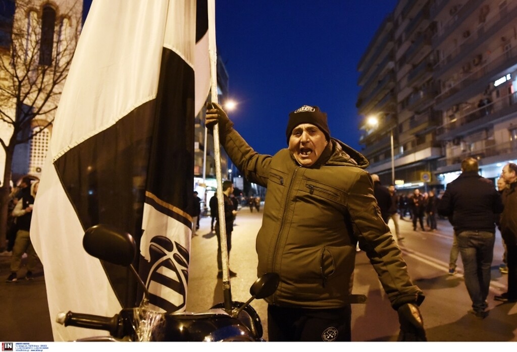 Συλλαλητήριο και... γάμος: Απίθανο σκηνικό στη διαδήλωση των οπαδών του ΠΑΟΚ! (photos)