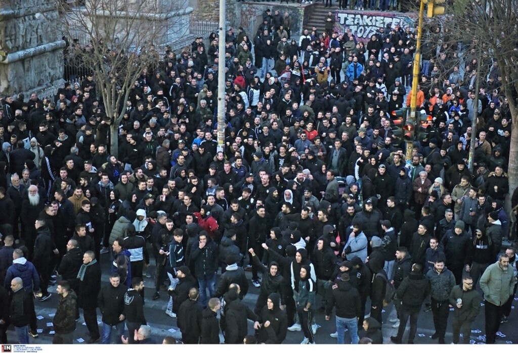 Συλλαλητήριο και... γάμος: Απίθανο σκηνικό στη διαδήλωση των οπαδών του ΠΑΟΚ! (photos)