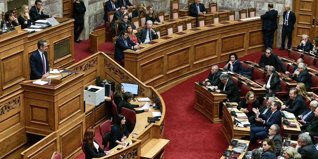 Ο αρχηγός της αξιωματικής αντιπολίτευσης πάντως έκανε την έκπληξη στηρίζοντας με το... γάντι τον Λευτέρη Αυγενάκη. «Εκφράζω την αλληλλεγγύη μου στον κύριο Αυγενάκη, γιατί την ευθύνη για τους άθλιους χειρισμούς του έχει μόνο ο Μητσοτάκης».
