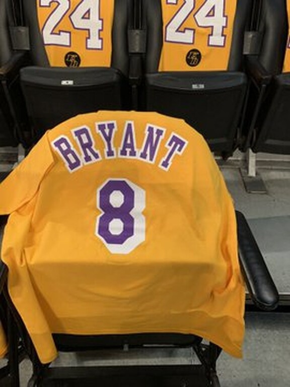 Το «Staples Center» θα γεμίσει φανέλες του Κόμπι Μπράιαντ (photos)