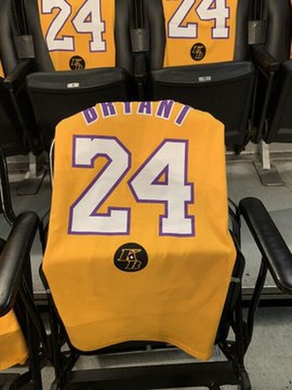 Το «Staples Center» θα γεμίσει φανέλες του Κόμπι Μπράιαντ (photos)