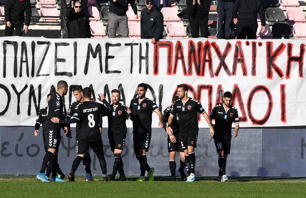 Καζάνι που «βράζει» η Παναχαϊκή! Πανό και συνθήματα κατά διοίκησης (photos)