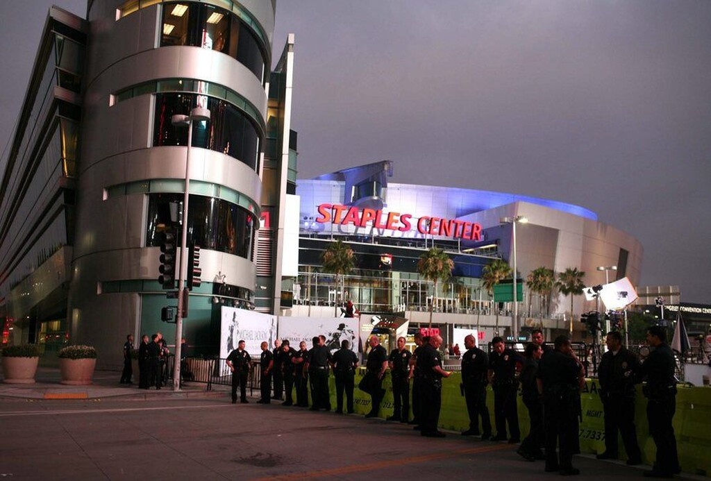 Όλος ο πλανήτης θέλει να βρεθεί στο Staples Center, για αυτό και οι τιμές των εισιτηρίων εκτινάχθηκαν. Πριν από το θλιβερό συμβάν, τα πιο ακριβά εισιτήρια ήταν κοντά στα 200 δολάρια...