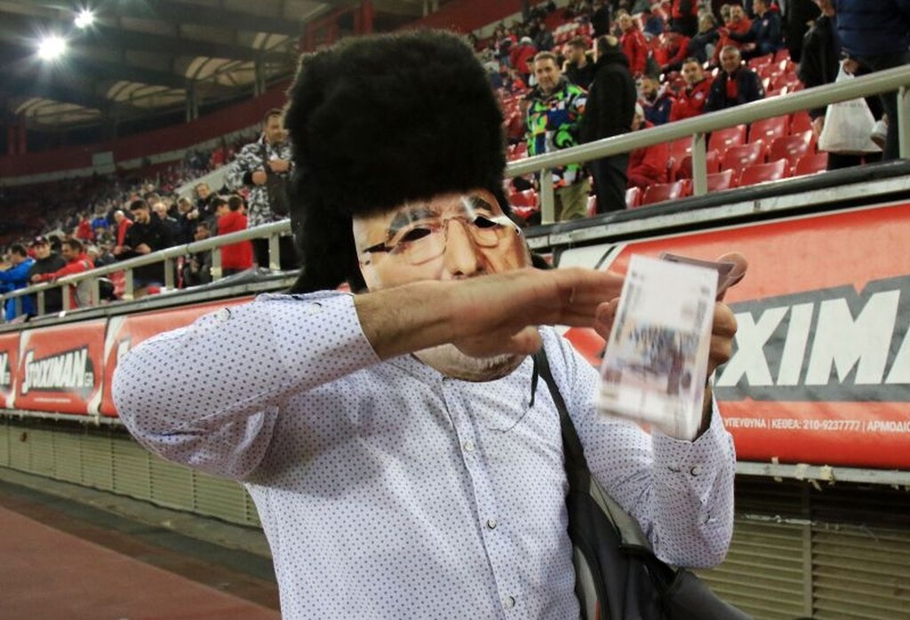 Τραγελαφικά πράγματα στο Φάληρο, οπαδός με μάσκα… Σαββίδη πέταγε «ρούβλια» στην Ξάνθη (photos)