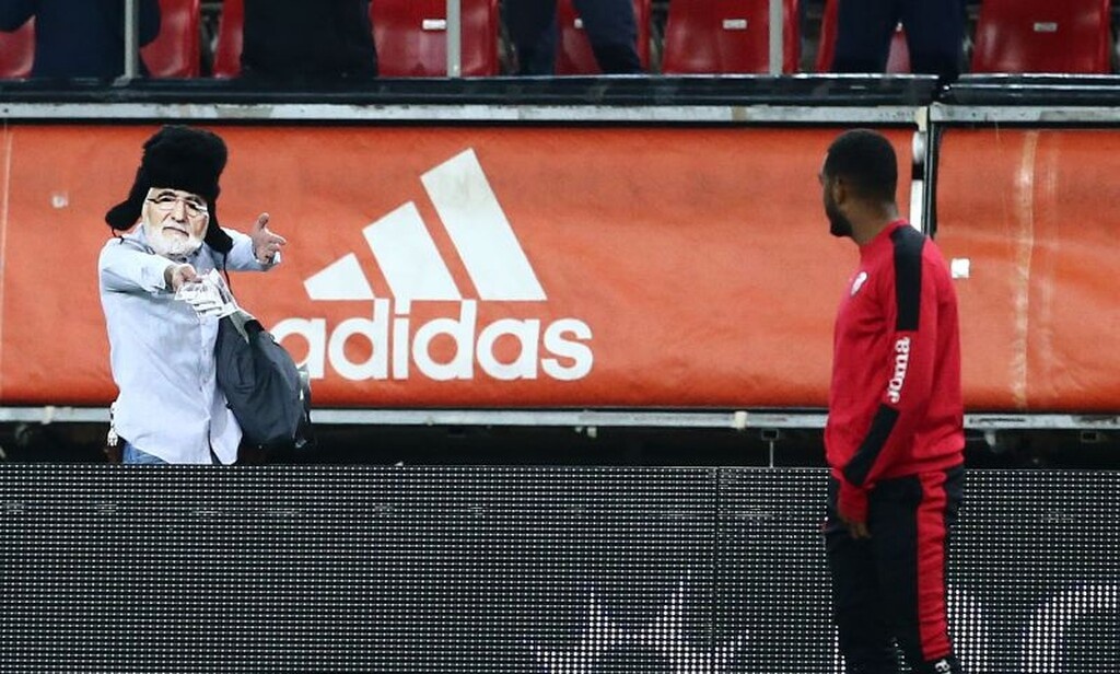 Τραγελαφικά πράγματα στο Φάληρο, οπαδός με μάσκα… Σαββίδη πέταγε «ρούβλια» στην Ξάνθη (photos)