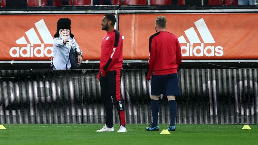 Τραγελαφικά πράγματα στο Φάληρο, οπαδός με μάσκα… Σαββίδη πέταγε «ρούβλια» στην Ξάνθη (photos)