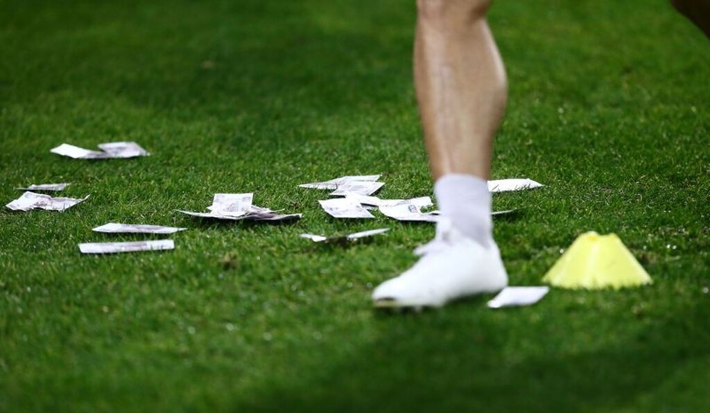 Τραγελαφικά πράγματα στο Φάληρο, οπαδός με μάσκα… Σαββίδη πέταγε «ρούβλια» στην Ξάνθη (photos)