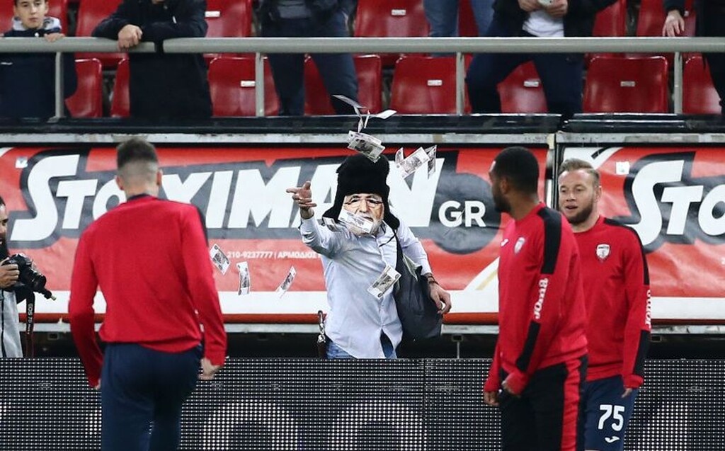 Τραγελαφικά πράγματα στο Φάληρο, οπαδός με μάσκα… Σαββίδη πέταγε «ρούβλια» στην Ξάνθη (photos)