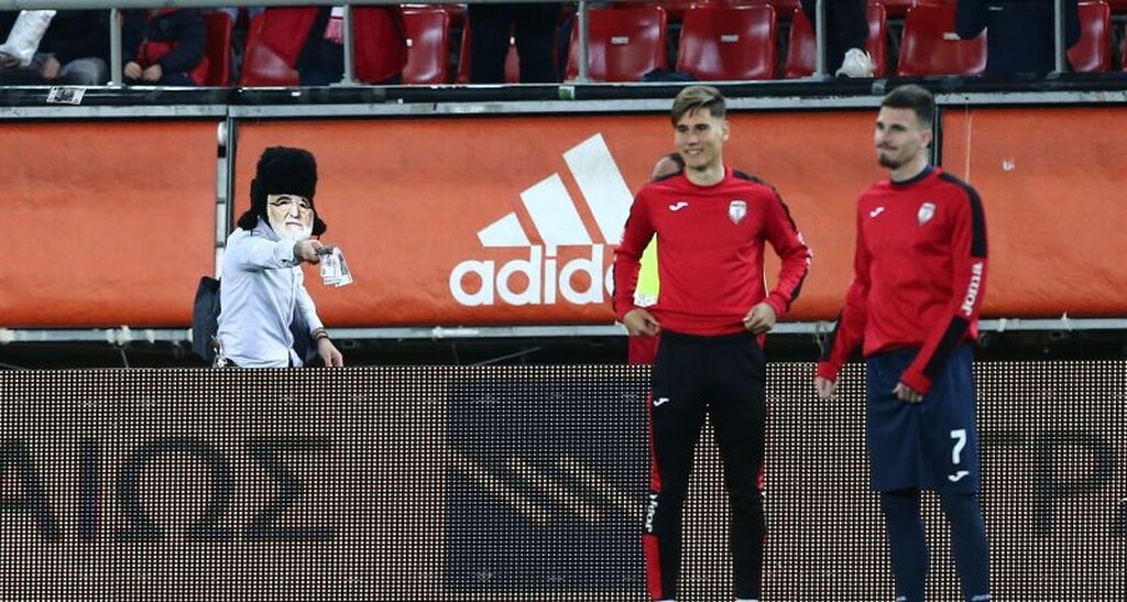 Τραγελαφικά πράγματα στο Φάληρο, οπαδός με μάσκα… Σαββίδη πέταγε «ρούβλια» στην Ξάνθη (photos)