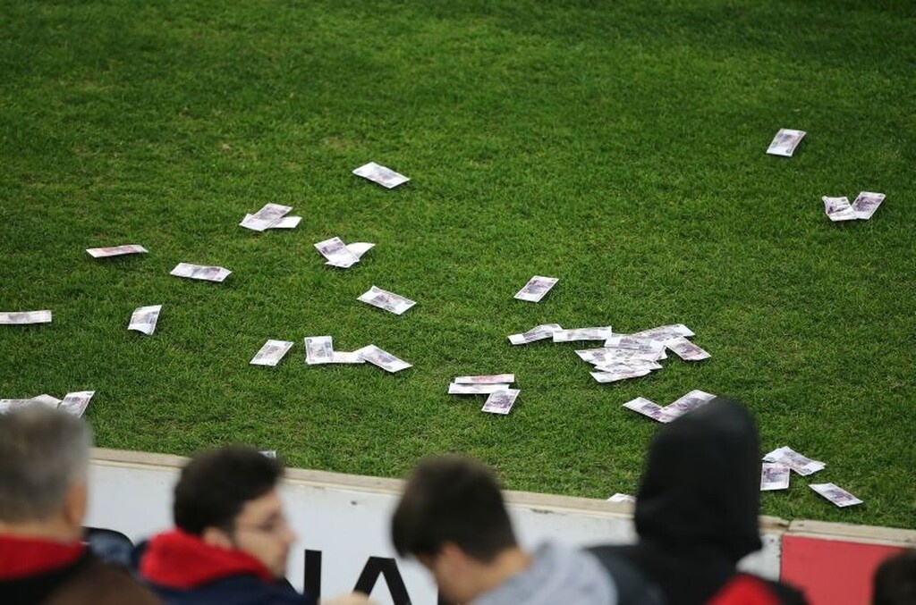 Τραγελαφικά πράγματα στο Φάληρο, οπαδός με μάσκα… Σαββίδη πέταγε «ρούβλια» στην Ξάνθη (photos)