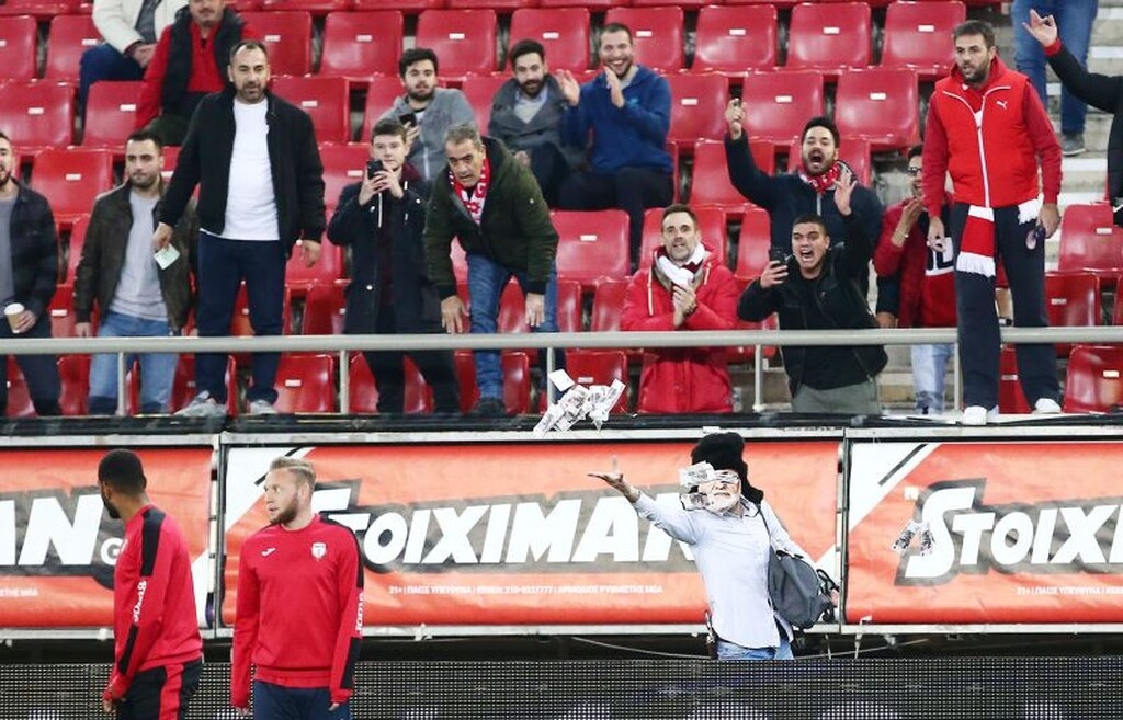 Τραγελαφικά πράγματα στο Φάληρο, οπαδός με μάσκα… Σαββίδη πέταγε «ρούβλια» στην Ξάνθη (photos)