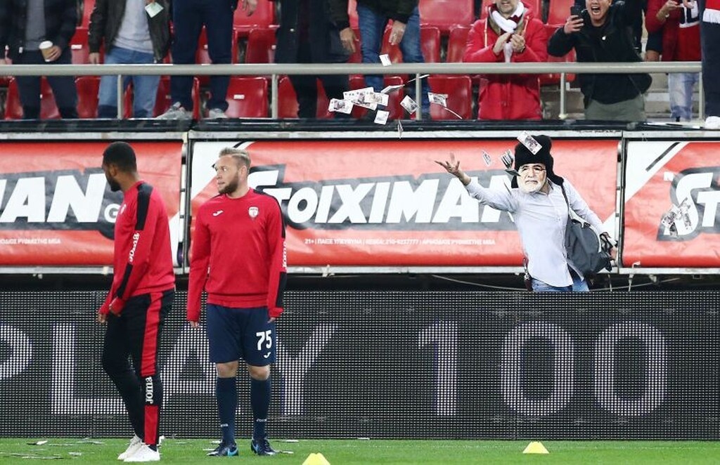 Τραγελαφικά πράγματα στο Φάληρο, οπαδός με μάσκα… Σαββίδη πέταγε «ρούβλια» στην Ξάνθη (photos)