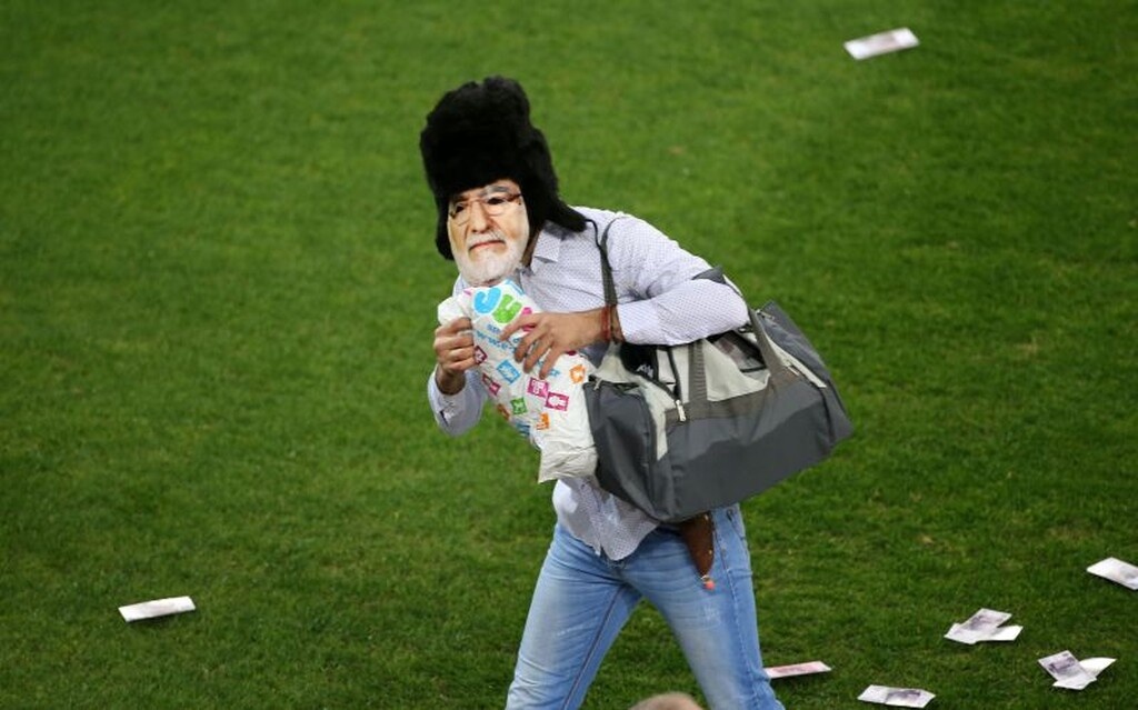 Τραγελαφικά πράγματα στο Φάληρο, οπαδός με μάσκα… Σαββίδη πέταγε «ρούβλια» στην Ξάνθη (photos)