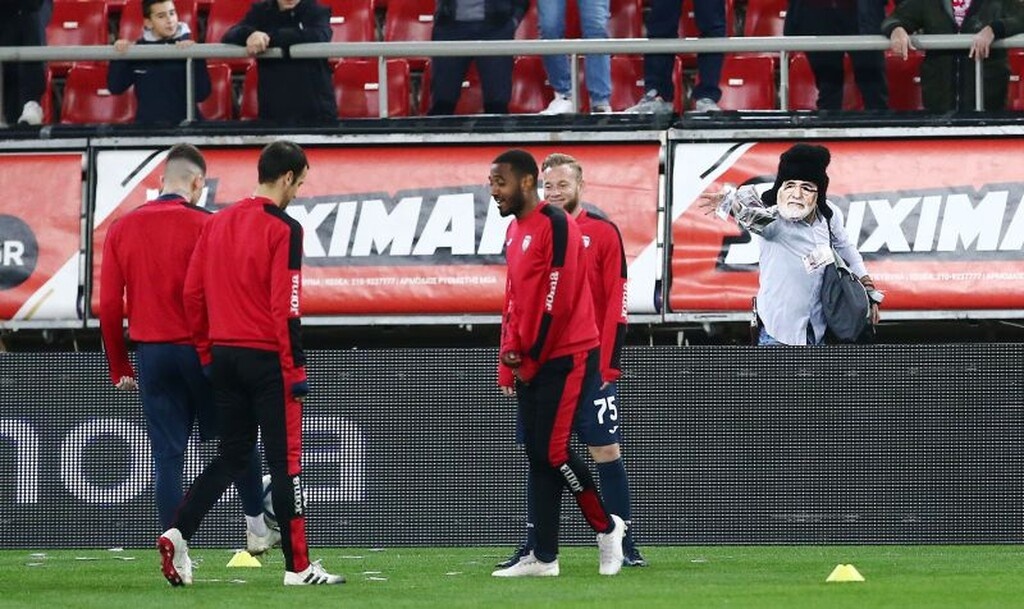 Τραγελαφικά πράγματα στο Φάληρο, οπαδός με μάσκα… Σαββίδη πέταγε «ρούβλια» στην Ξάνθη (photos)