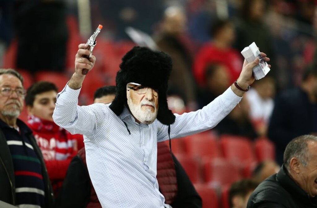 Τραγελαφικά πράγματα στο Φάληρο, οπαδός με μάσκα… Σαββίδη πέταγε «ρούβλια» στην Ξάνθη (photos)