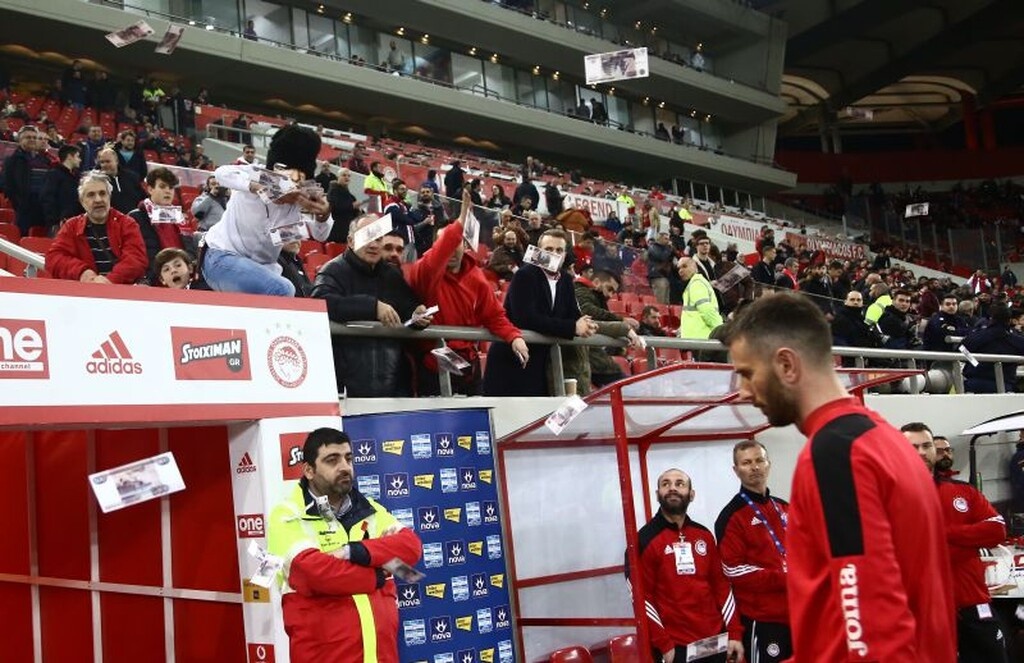 Τραγελαφικά πράγματα στο Φάληρο, οπαδός με μάσκα… Σαββίδη πέταγε «ρούβλια» στην Ξάνθη (photos)