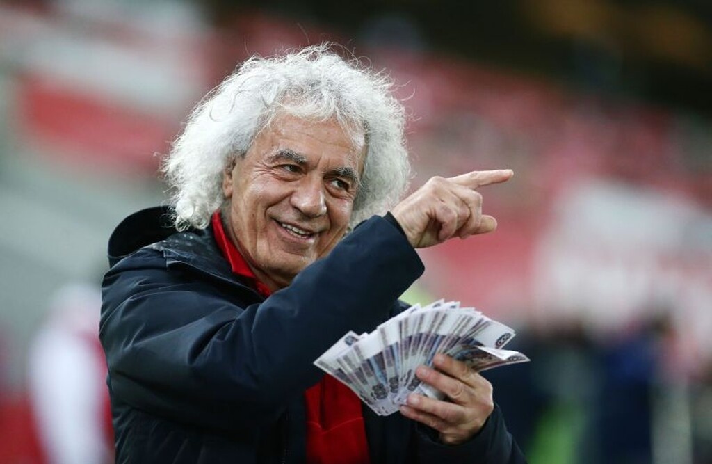 Τραγελαφικά πράγματα στο Φάληρο, οπαδός με μάσκα… Σαββίδη πέταγε «ρούβλια» στην Ξάνθη (photos)