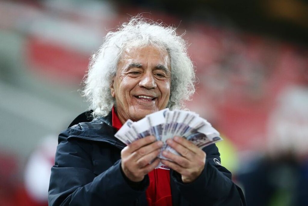 Τραγελαφικά πράγματα στο Φάληρο, οπαδός με μάσκα… Σαββίδη πέταγε «ρούβλια» στην Ξάνθη (photos)