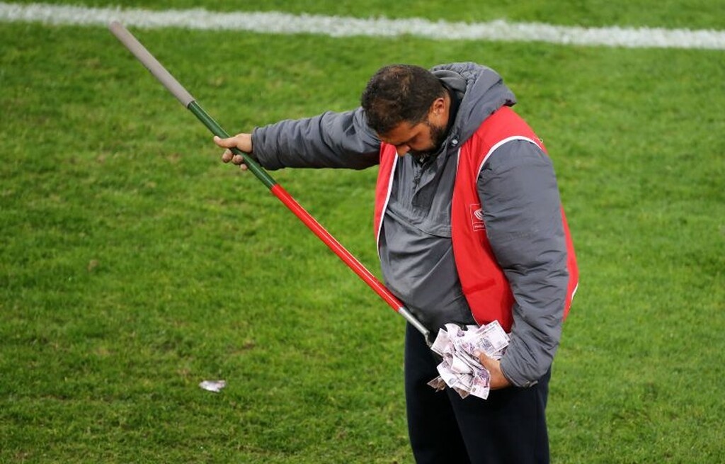 Τραγελαφικά πράγματα στο Φάληρο, οπαδός με μάσκα… Σαββίδη πέταγε «ρούβλια» στην Ξάνθη (photos)