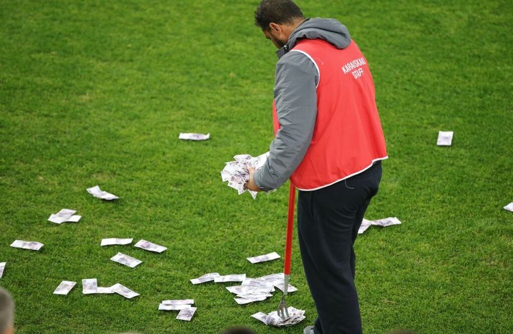 Τραγελαφικά πράγματα στο Φάληρο, οπαδός με μάσκα… Σαββίδη πέταγε «ρούβλια» στην Ξάνθη (photos)