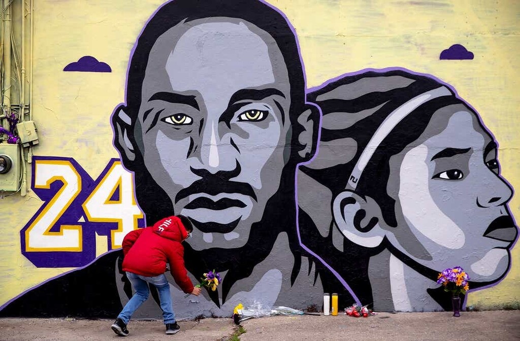 Αρκετοί έσπευσαν να αφήσουν ένα λουλούδι και να τιμήσουν έτσι τη μνήμη τους...