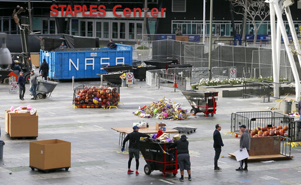 Κόμπι Μπράιαντ: Μάζεψαν από το Staples Center όσα άφησαν στη μνήμη του οι οπαδοί (photos)