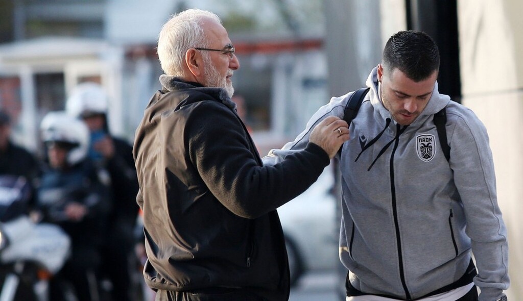 Μάλιστα, ακούγεται πως αρκετοί ποδοσφαιριστές αναφέρθηκαν σε τακτικά θέματα, δεν έκρυψαν τον προβληματισμό τους για το ότι δεν αγωνίζονται στη θέση τους.
