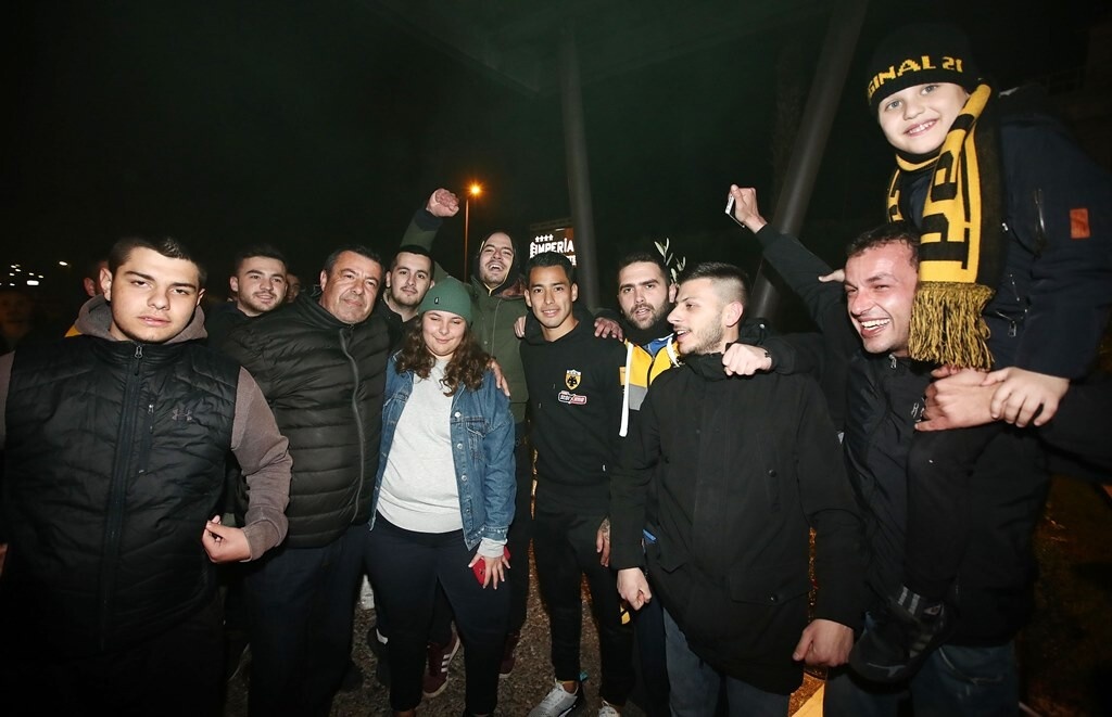 ΑΕΚ: Θερμή υποδοχή στο Αγρίνιο και «τρέλα» με Αραούχο (photos)