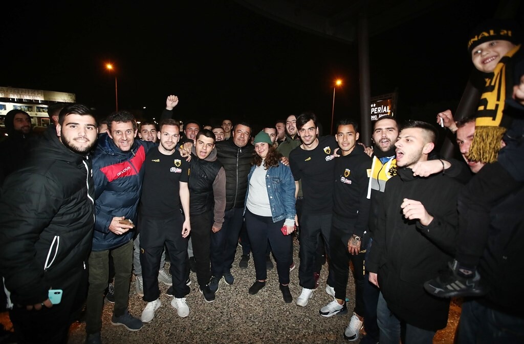 ΑΕΚ: Θερμή υποδοχή στο Αγρίνιο και «τρέλα» με Αραούχο (photos)